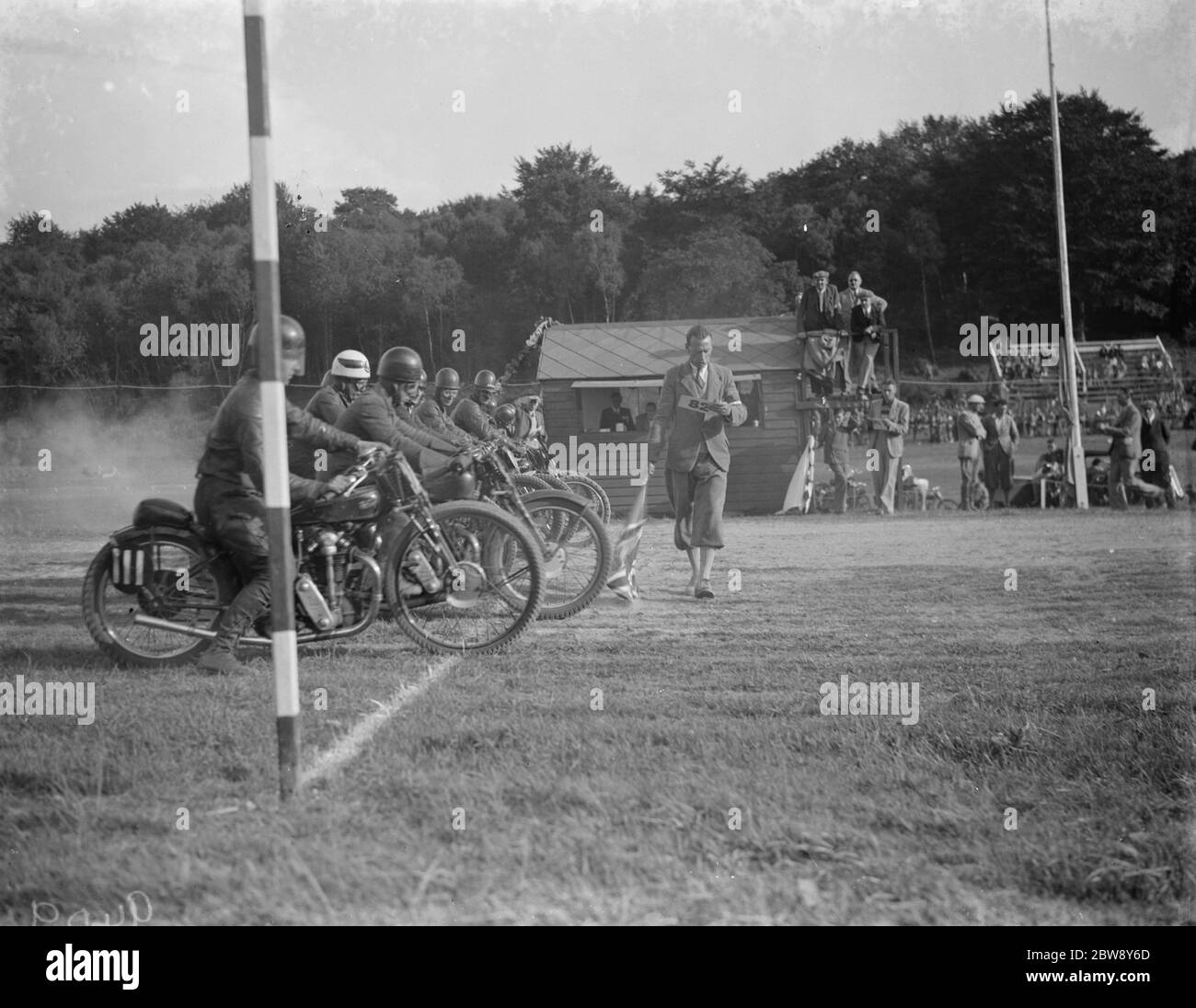 Corse motociclistiche a Brands Hatch . L'inizio di una delle gare . 1938 . Foto Stock