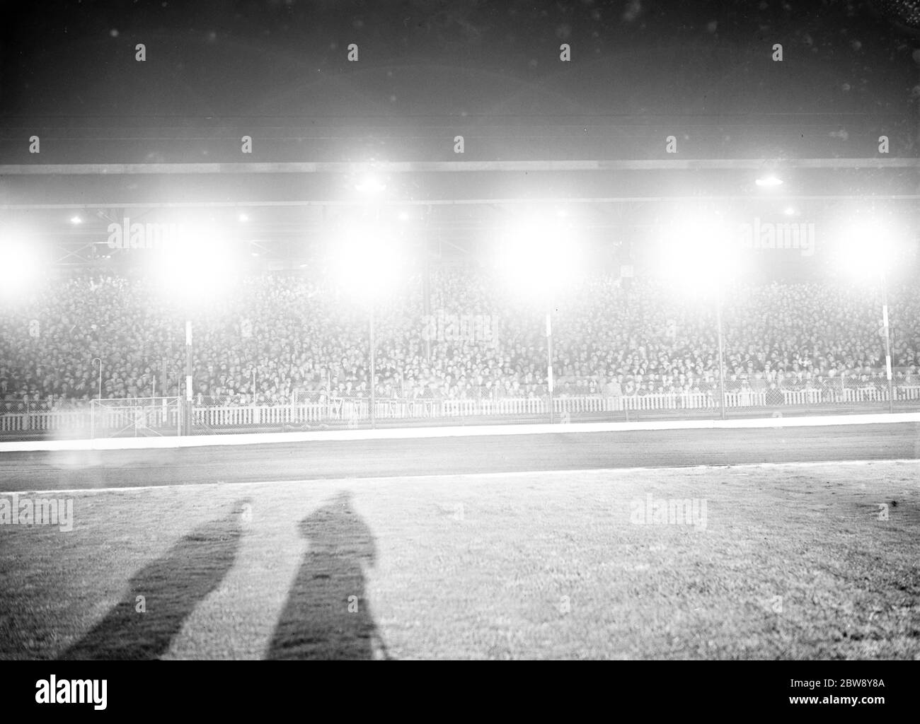 La linea di moto Speedway è alla linea di partenza sulla pista Newcross. 1936 Foto Stock