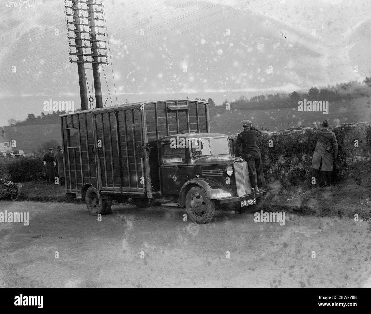 Un box per cavalli di camion Bedford , parcheggiato sul lato della strada . 1936 Foto Stock