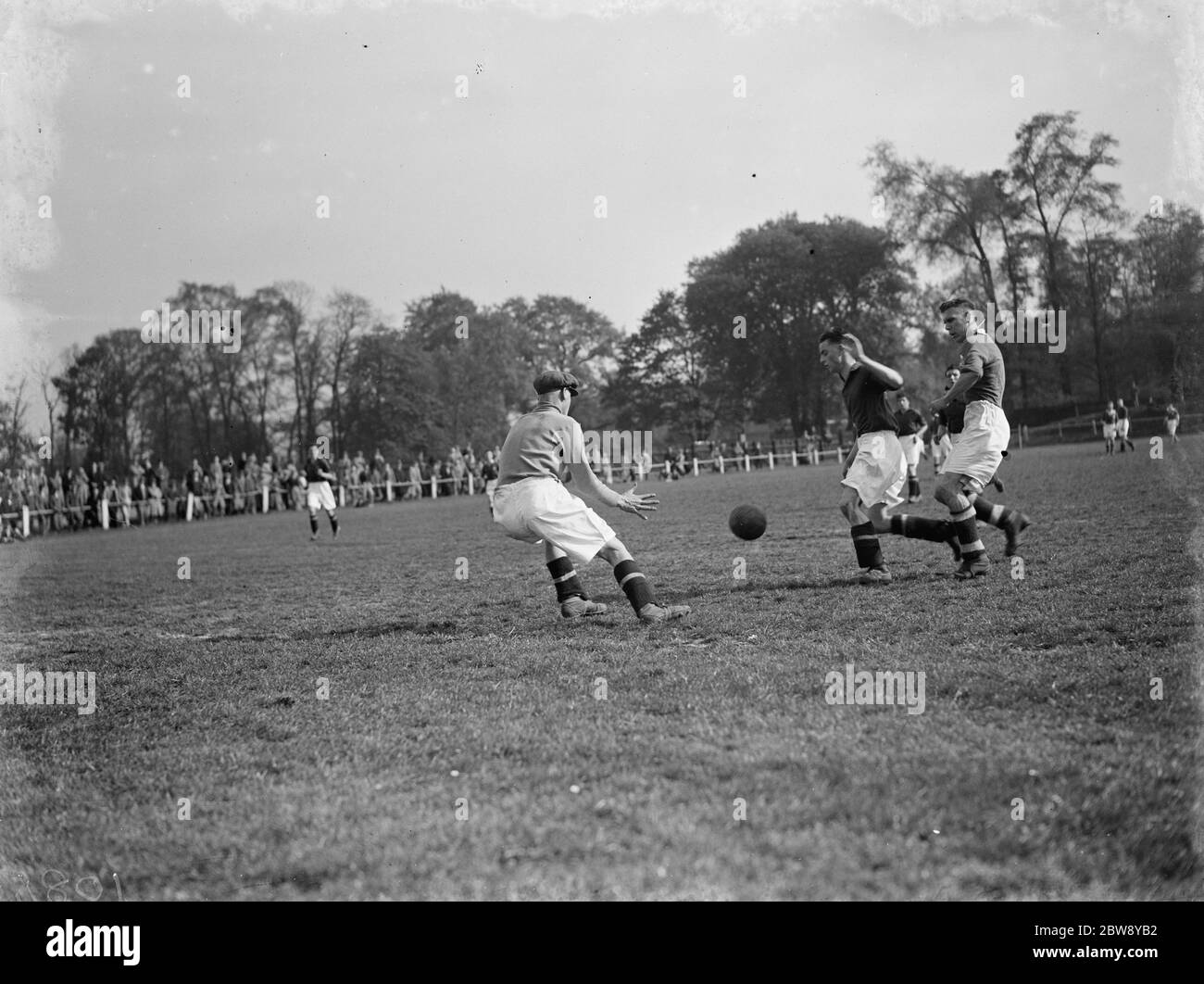 Bexleyheath e Welling vs. London Paper Mills - Kent League - Bexleyheath e portiere di Welling G. Harris si lancia a soffocare palla - 06/05/39 azione sul campo . 6 maggio 1939 . Foto Stock