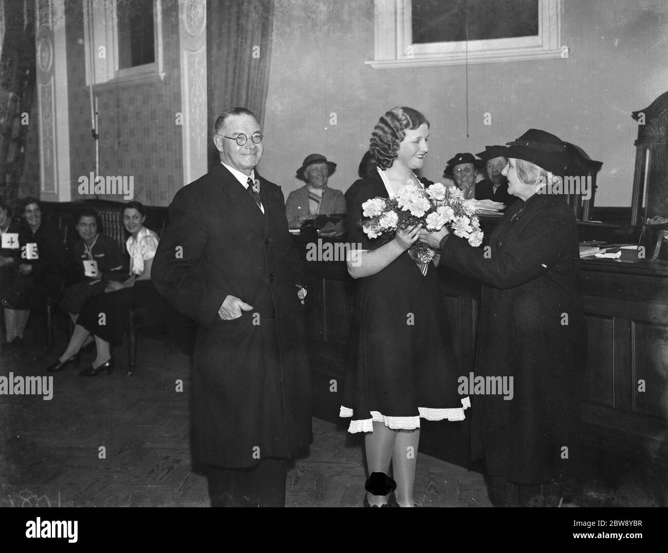 La regina del Carnevale di Dartford, Miss Joan Tompkins, riceve bouquet dal sindaco e dalla mayoressa di Dartford MR e dalla sig.ra e R Blackman . 1 maggio 1939 Foto Stock