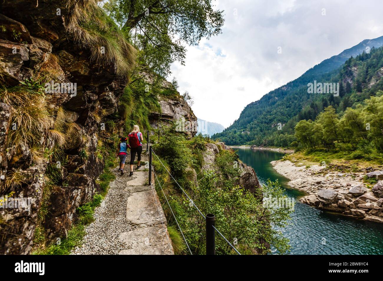 Una giornata estiva sul Lago di Antrona, nelle Alpi Italiane, in Piemonte. Foto Stock