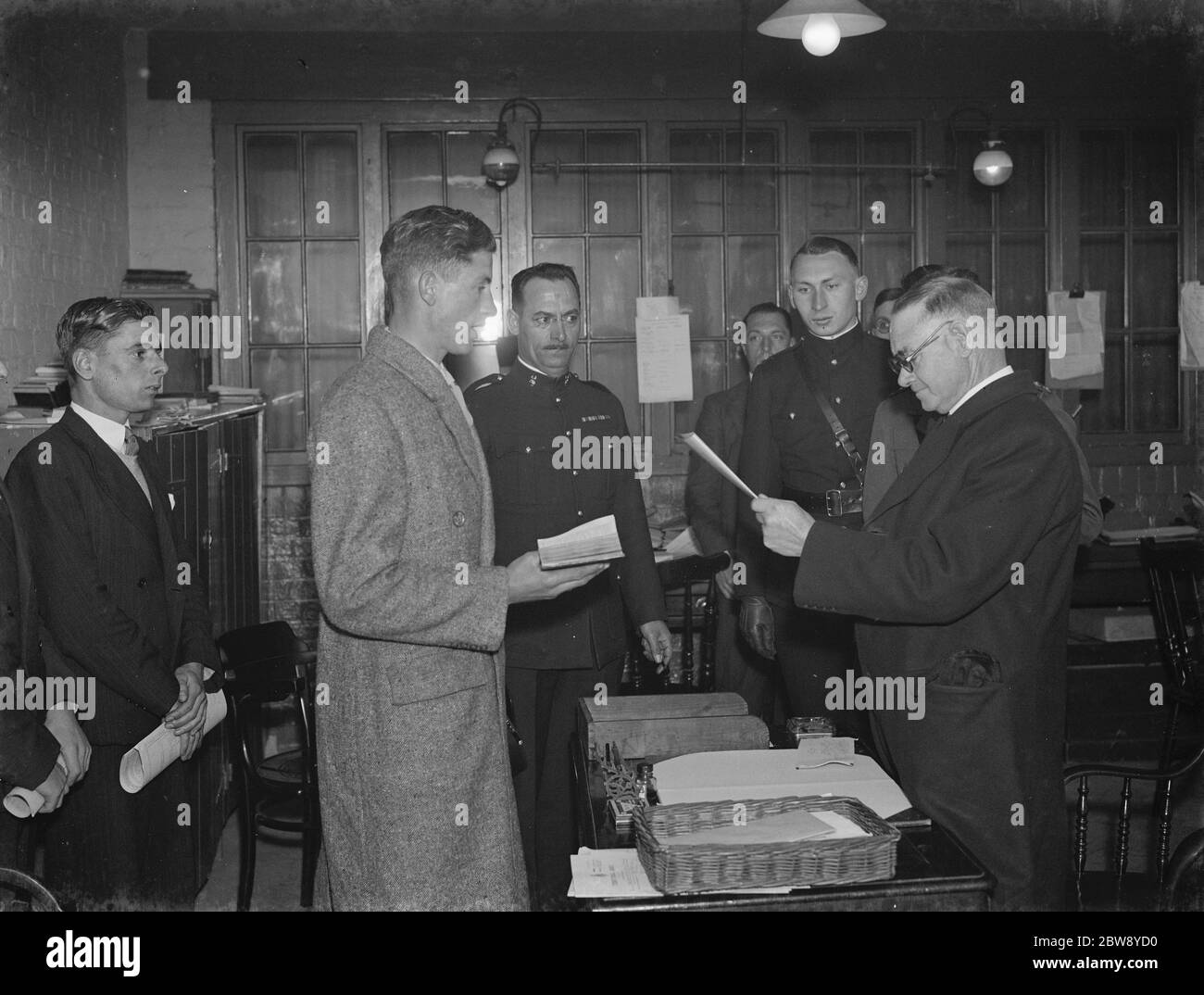 L'unità dell'esercito territoriale di Dartford in una mostra di perforazione , in Central Park . Il sindaco di Dartford, che ha arruolato una nuova recluta, il signor A J Spooner. 1939 Foto Stock