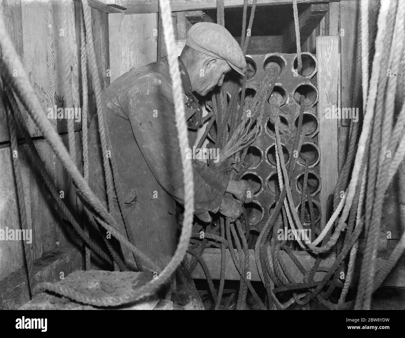 I cavi telefonici sono stati posati sottoterra da lavoratori a Chislehurst , Kent . 1939 Foto Stock