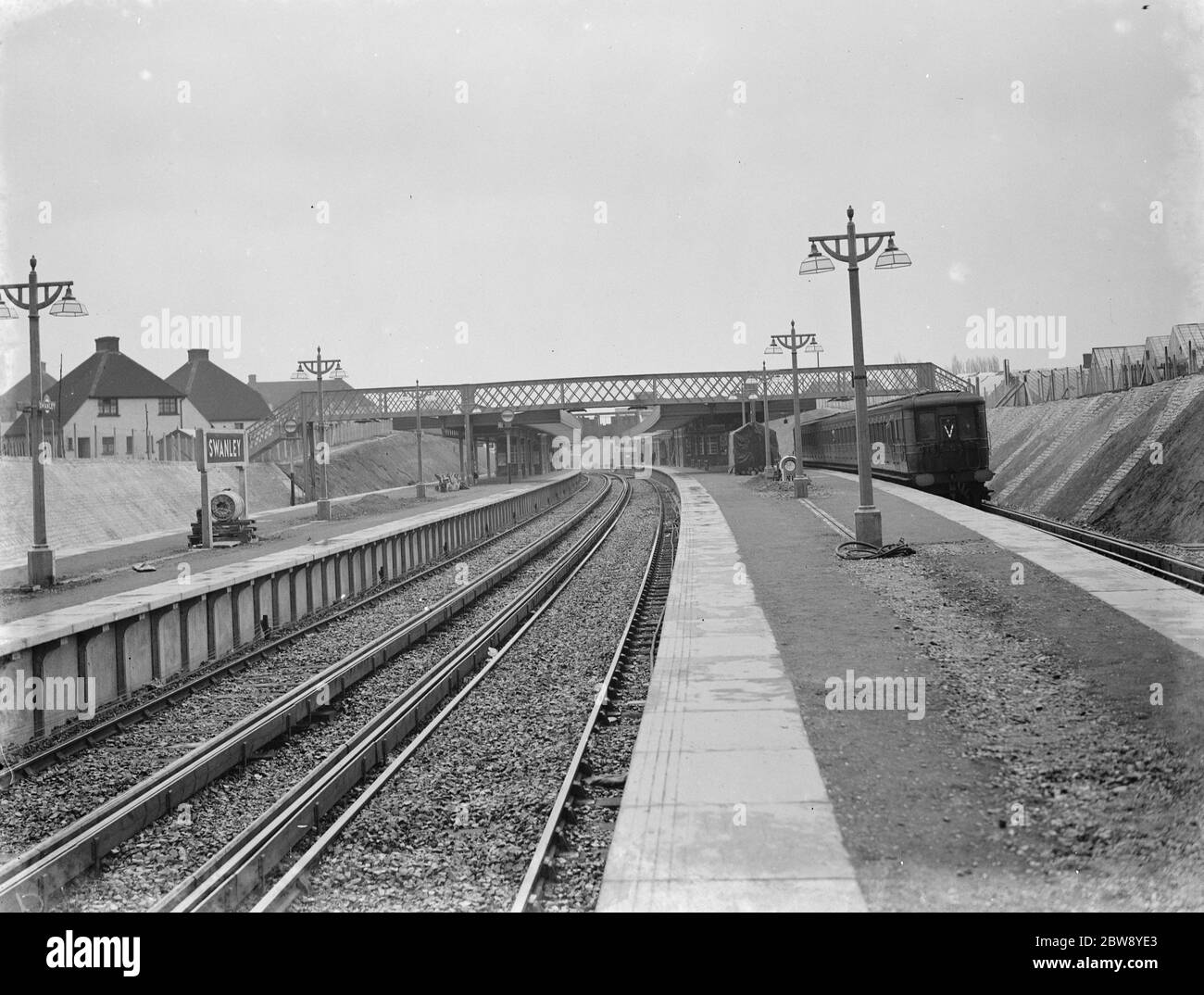 Un treno si fermò alla nuova stazione ferroviaria di Swanley. 1939 Foto Stock