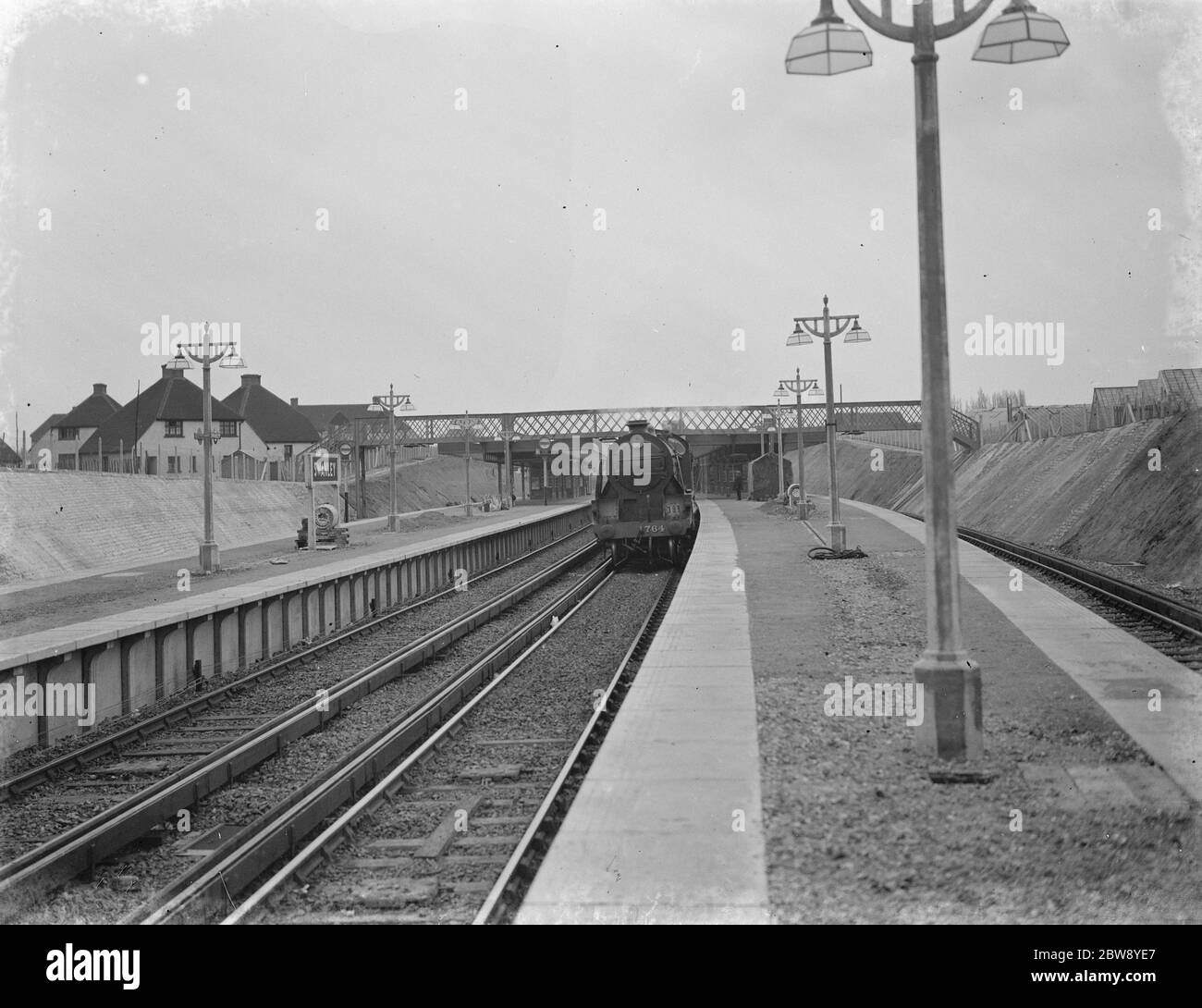 Un treno si fermò alla nuova stazione ferroviaria di Swanley. 1939 Foto Stock