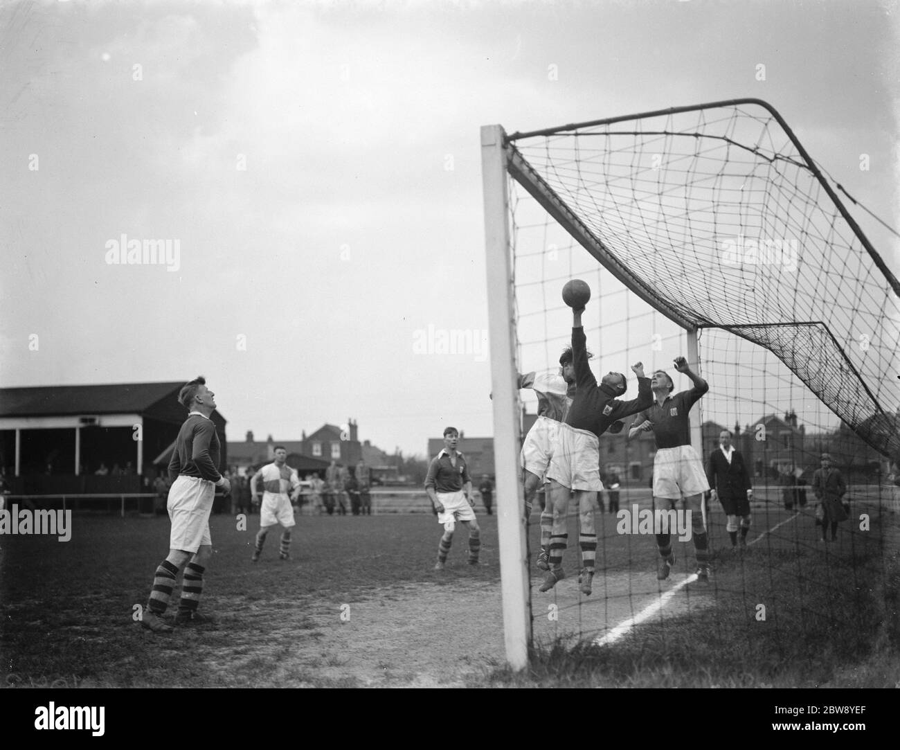 Erith e Belvedere contro London Paper Mills - Kent League - London Paper Mills portiere Gordon Bennett pugni chiaro - 22/04/39 1939 Foto Stock