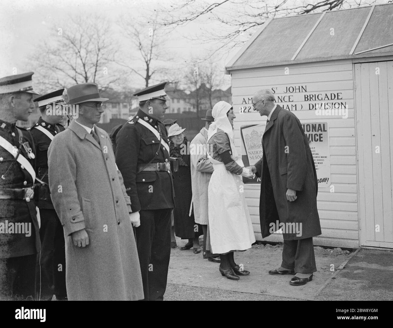 New St Johns Ambulance Hut aperto su Rochester Way a Eltham , Londra . Il Sindaco e consigliere di Woolwich T Watt partecipa all'apertura con la moglie Mayoress Miss e M Watt. 1939 Foto Stock