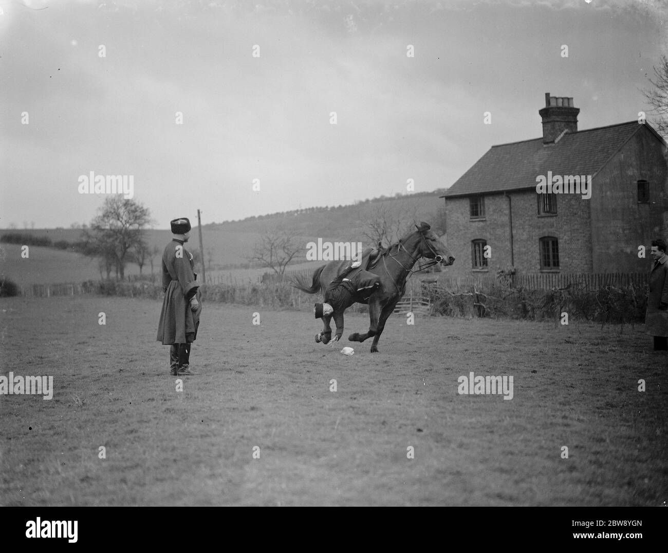 Equitazione trick a Eynsford , Kent . Appeso alla staffa e preleva un oggetto dal pavimento . 1939 Foto Stock