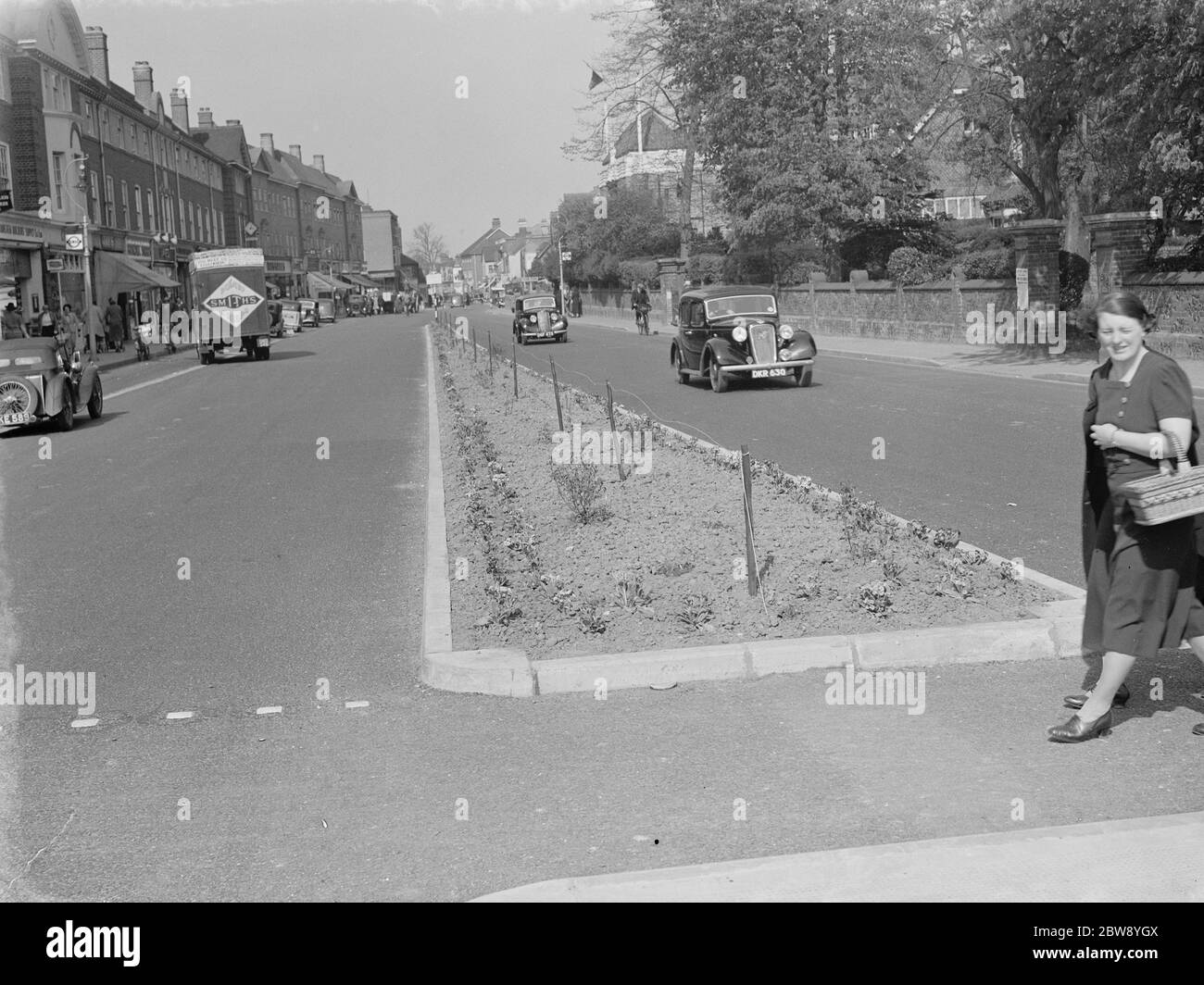 Fiori piantati sulla riserva centrale di Orpington High Street, Kent . 1939 Foto Stock