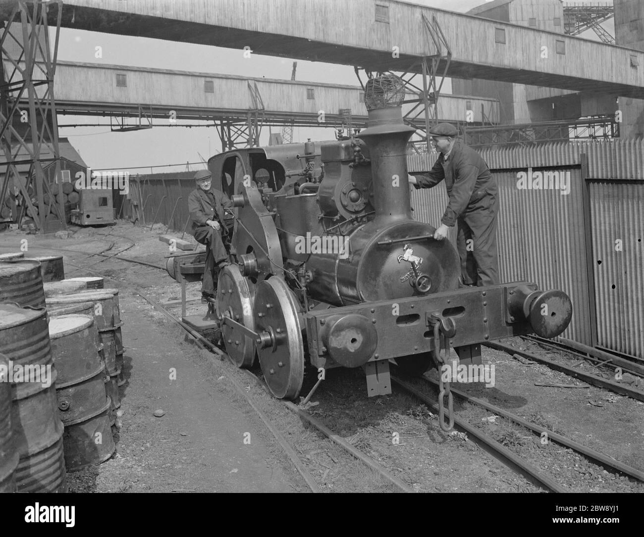 I signori F Trestain e A Shoveler che gestiscono una vecchia locomotiva a Erith, Londra. 1939 Foto Stock