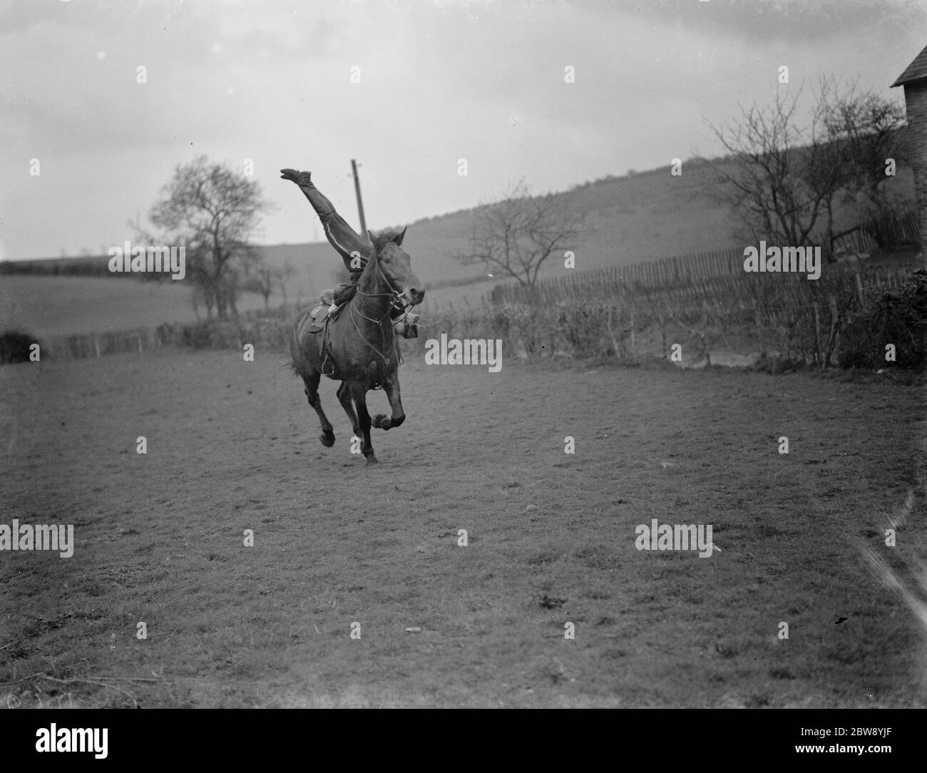 Equitazione trick a Eynsford , Kent . Il signor Jorganoff esegue una tribuna laterale mentre cavalcano un cavallo . 1939 Foto Stock