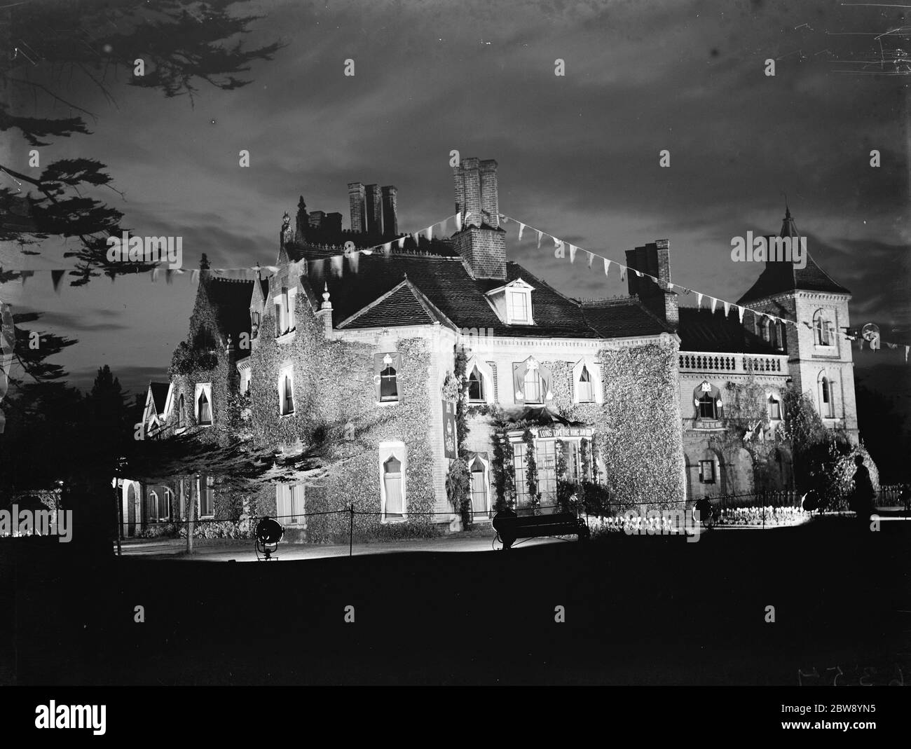 Decorazioni di incoronazione al luogo illuminato Sidcup , Kent , per celebrare l'incoronazione del re Giorgio VI . 6 maggio 1937 Foto Stock