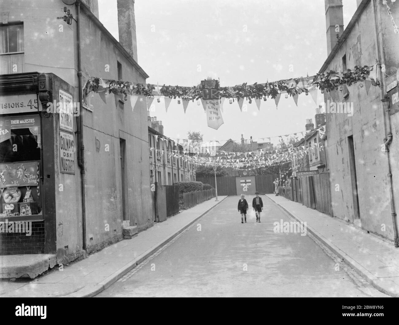 Decorazioni di incoronazione su Stanley Road a Sidcup , Kent , per celebrare l'incoronazione di Re Giorgio VI . 6 maggio 1937 Foto Stock