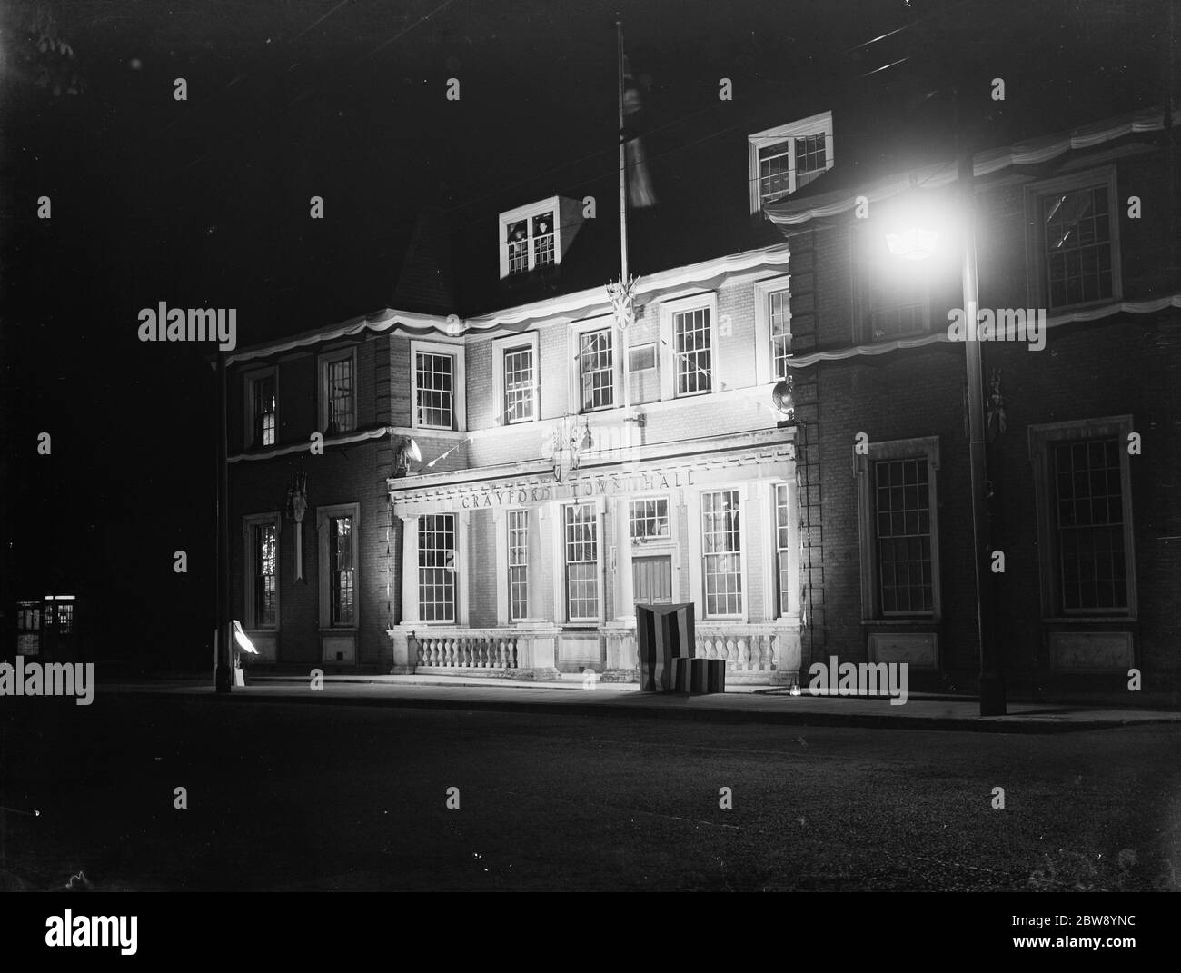 Decorazioni di incoronazione al Municipio di Crayford, Kent, illuminato a giorno, per celebrare l'incoronazione di Re Giorgio VI . 6 maggio 1937 Foto Stock