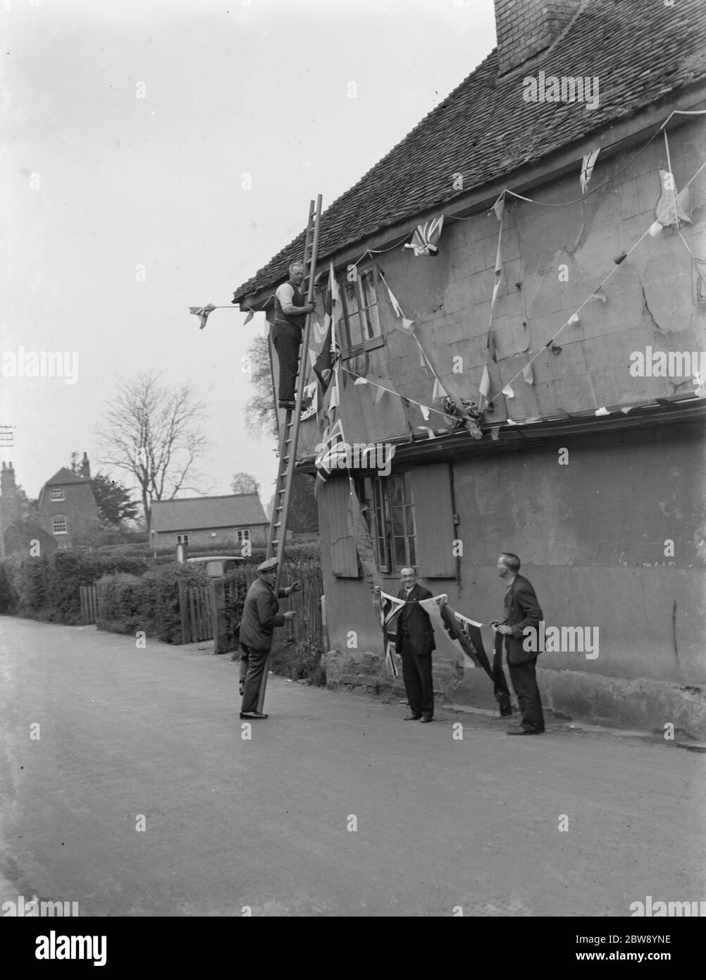 Decorazioni di incoronazione a Sutton a Hone , Kent , per celebrare l'incoronazione del re Giorgio VI . 6 maggio 1937 Foto Stock