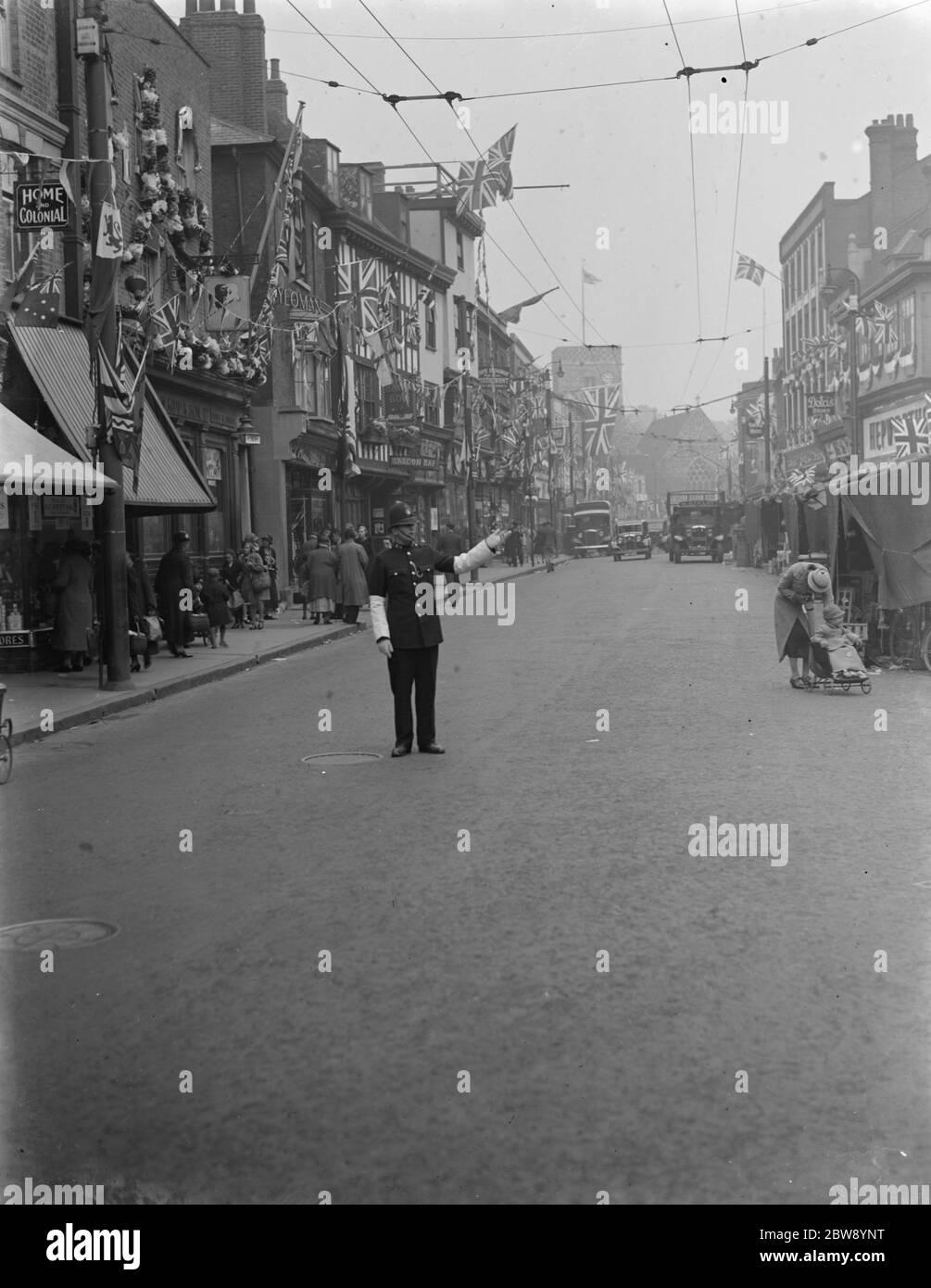 Decorazioni di incoronazione a Dartford , Kent , per celebrare l'incoronazione di Re Giorgio VI . 6 maggio 1937 Foto Stock