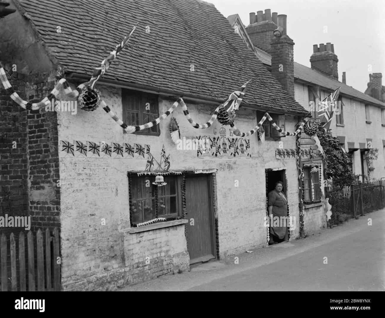 Decorazioni di incoronazione a Eynsford , Kent , per celebrare l'incoronazione del re Giorgio VI . 6 maggio 1937 Foto Stock