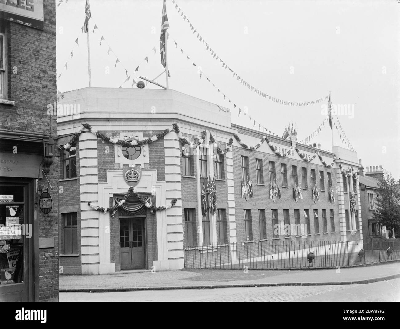 Decorazioni di incoronazione al Kentish Times a Sidcup , Kent , per celebrare l'incoronazione del re Giorgio VI . 6 maggio 1937 Foto Stock