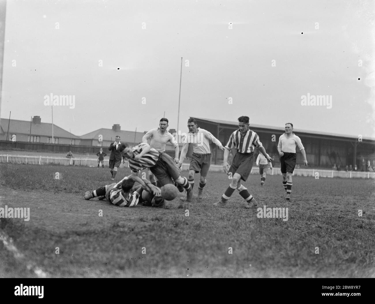 Dartford vs. Sheppey United - Kent League - il guardiano di Sheppey salva - 01/05/37 azione in campo . 1937 Foto Stock