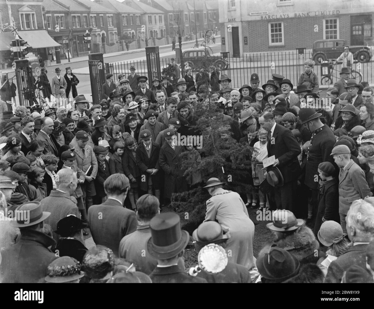 La Mayoressa di Woolwich alla biblioteca di New Eltham , Londra , che piantò un albero di incoronazione per celebrare l'incoronazione di Re Giorgio VI . 1937 Foto Stock