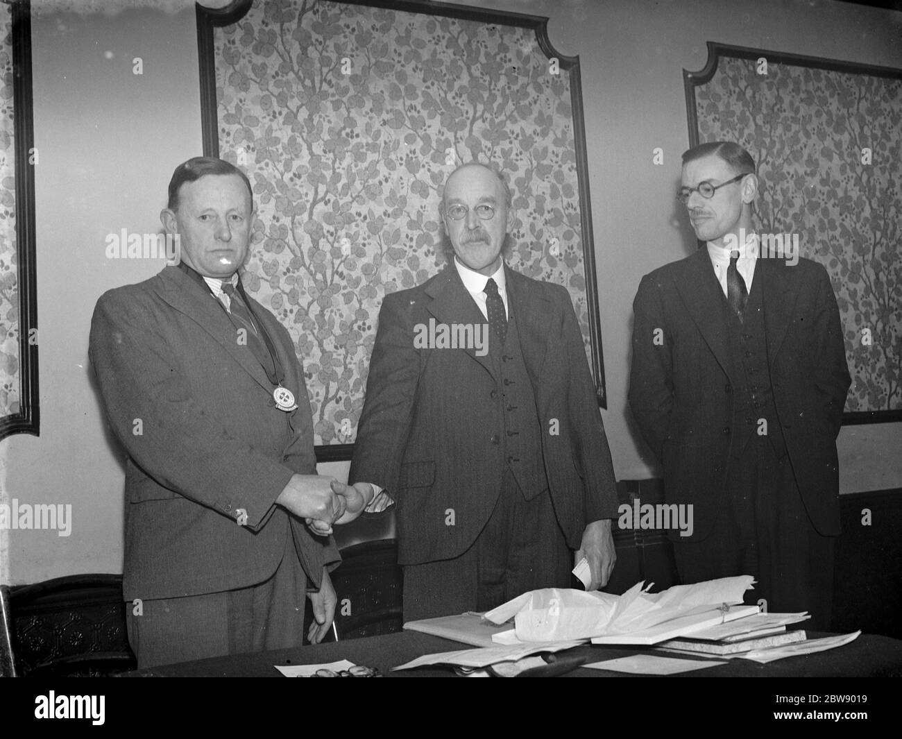 I signori T V Linnell, W Eldred e D Kingston, presenti alla Camera di Commercio di Orpington, in Kent. 1939 Foto Stock