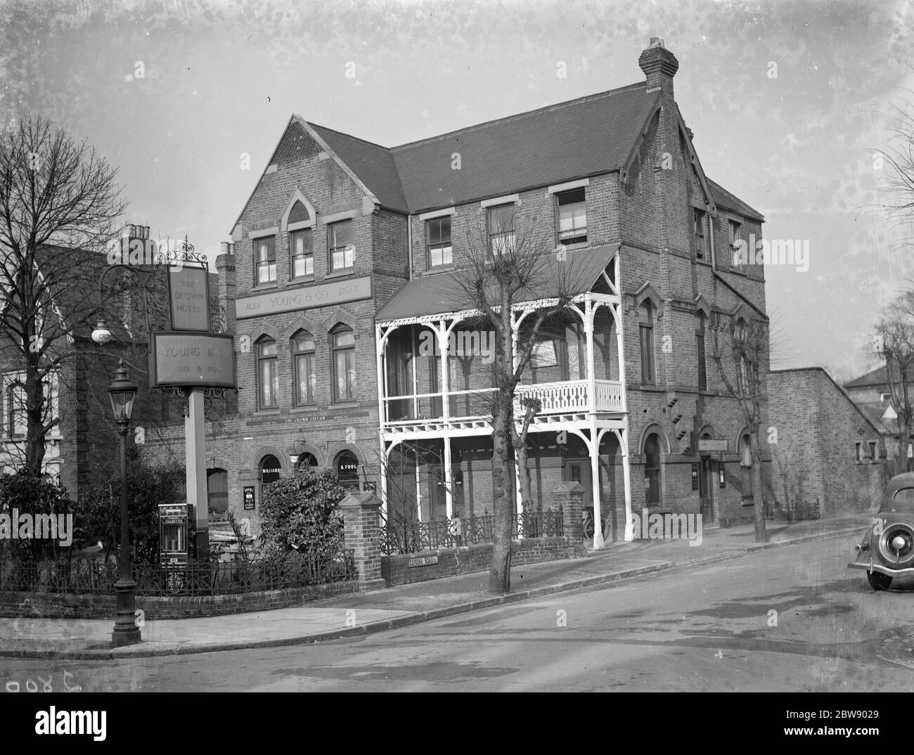 L'esterno del Crown Hotel in Grove Park , Kent . 1936 Foto Stock