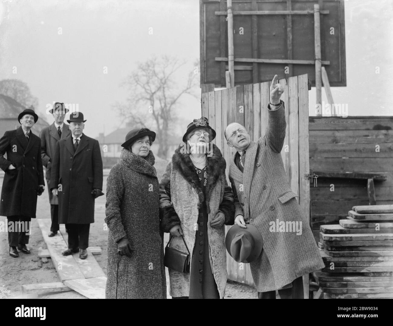 Una donna anziana viene mostrata intorno alla nuova sede di Dartford , Kent . 1937 Foto Stock