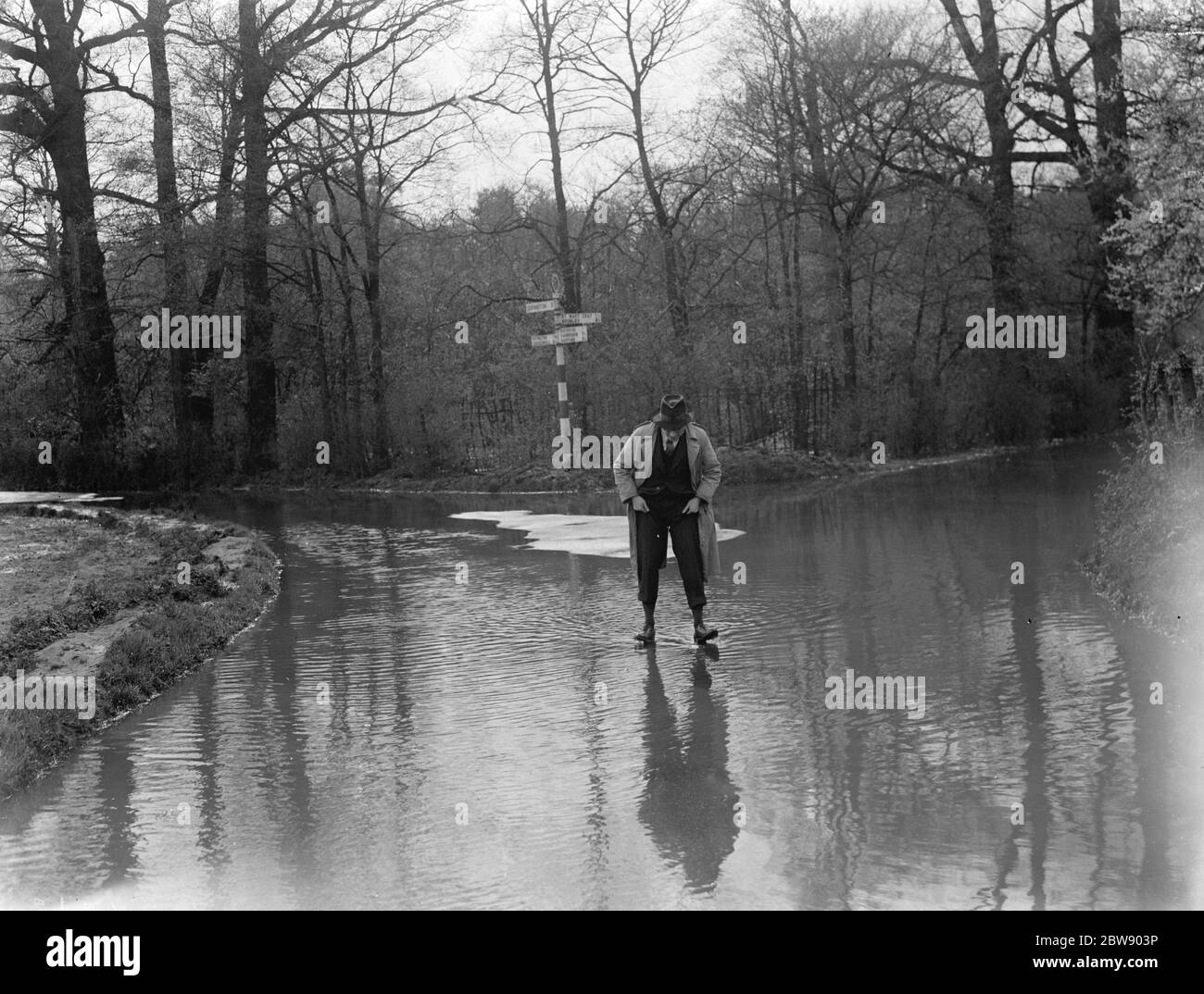 Un uomo cammina attraverso le inondazioni a Hockenden , Kent . 1937 Foto Stock