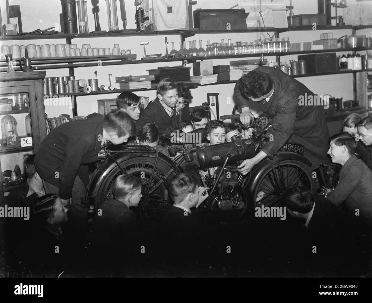 Ragazzi durante la classe meccanica alla Central School di Bexleyheath , Kent . 1937 Foto Stock