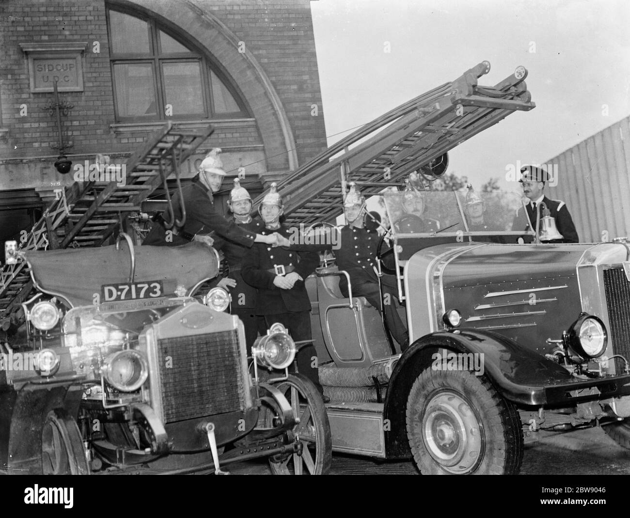 I nuovi e vecchi motori antincendio di Sidcup affiancati .. 19 aprile 1937 Foto Stock