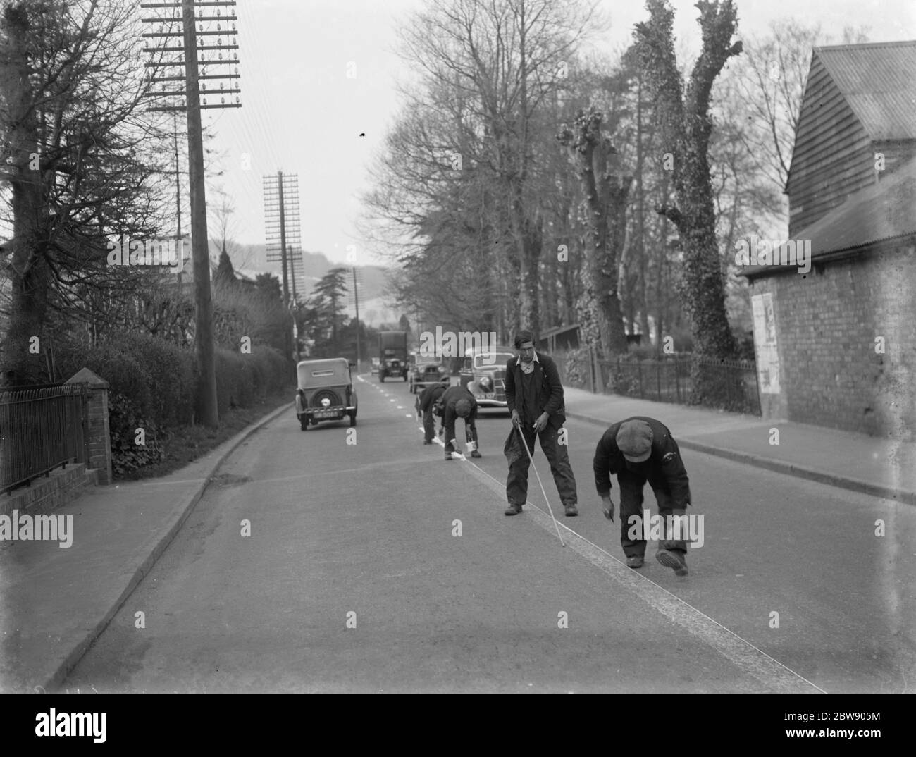 Linee bianche per la stretta Hastings Road . 1937 Foto Stock