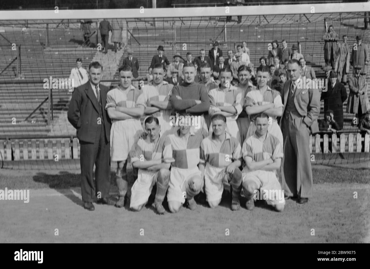 La squadra di calcio Erith e Belvedere F C. G Pleasant , A e Bennett , P o Hara , G Barron , G Young , R Beal , G Harmill , J Urpeth , J Soutcombe , L Scott , H Mann e G Smee . 1937 Foto Stock