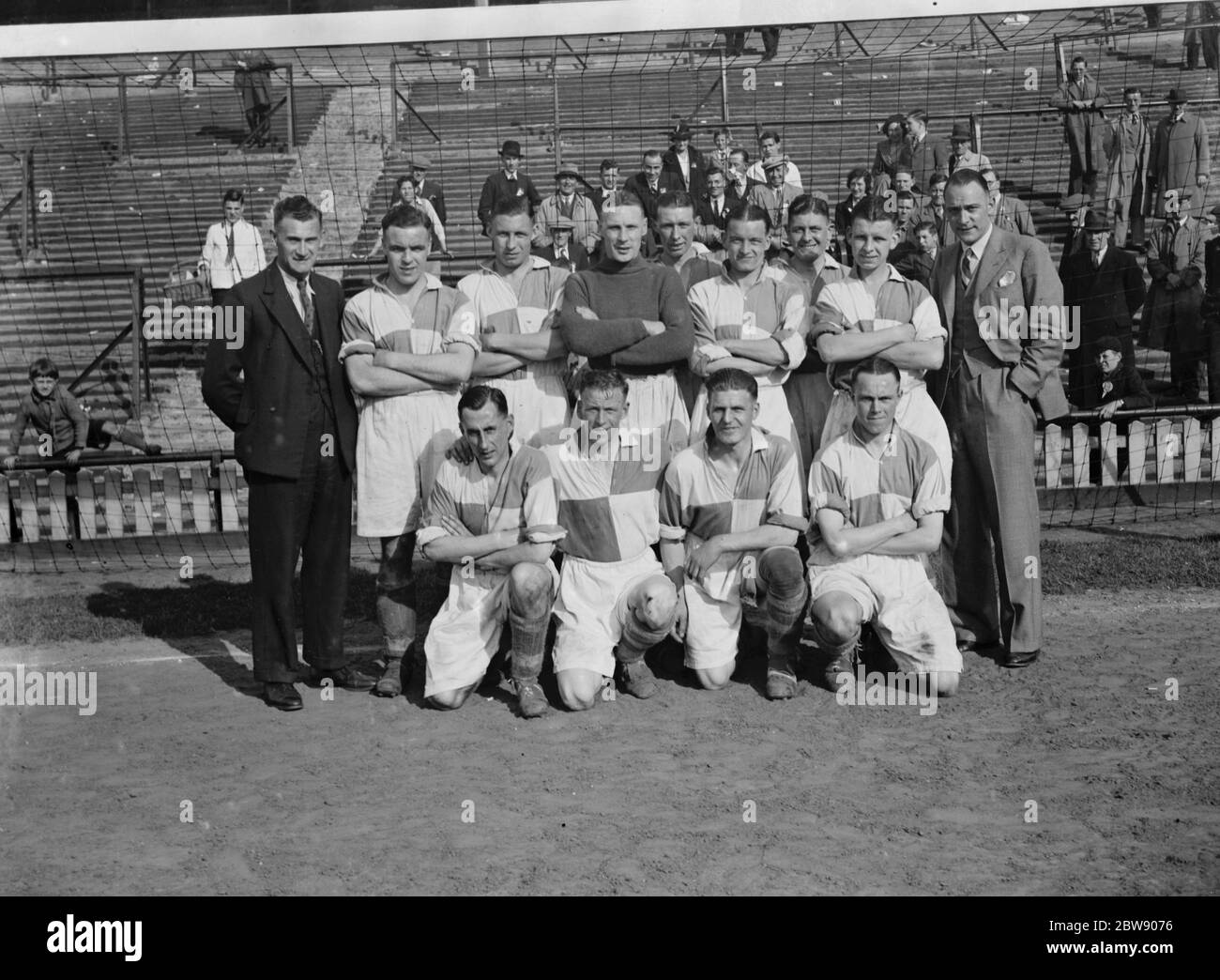 La squadra di calcio Erith e Belvedere F C. G Pleasant , A e Bennett , P o Hara , G Barron , G Young , R Beal , G Harmill , J Urpeth , J Soutcombe , L Scott , H Mann e G Smee . 1937 Foto Stock