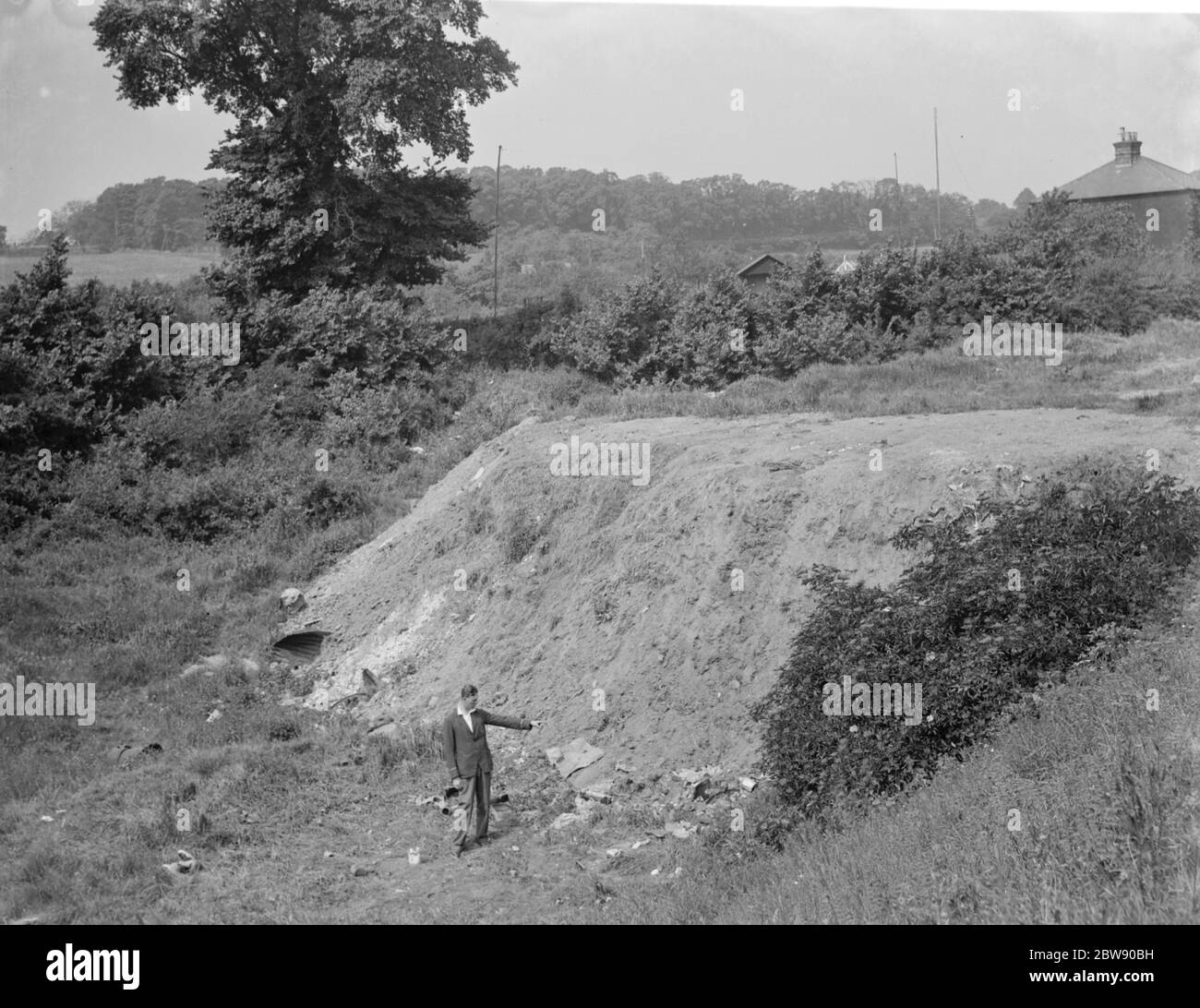 Un uomo punta ai detriti lasciati dietro a seguito di un incidente di camion a Darunh , Kent . 31 maggio 1937 Foto Stock