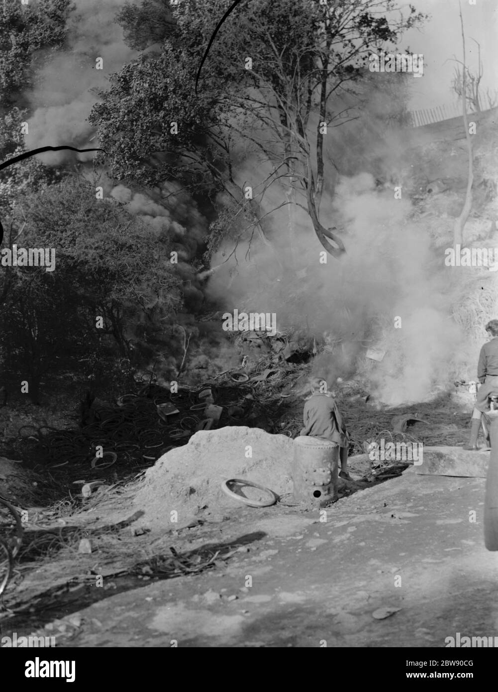 Una nuova pausa di fuoco alla discarica di pneumatici a Ruxley , Kent . 2 giugno 1937 Foto Stock