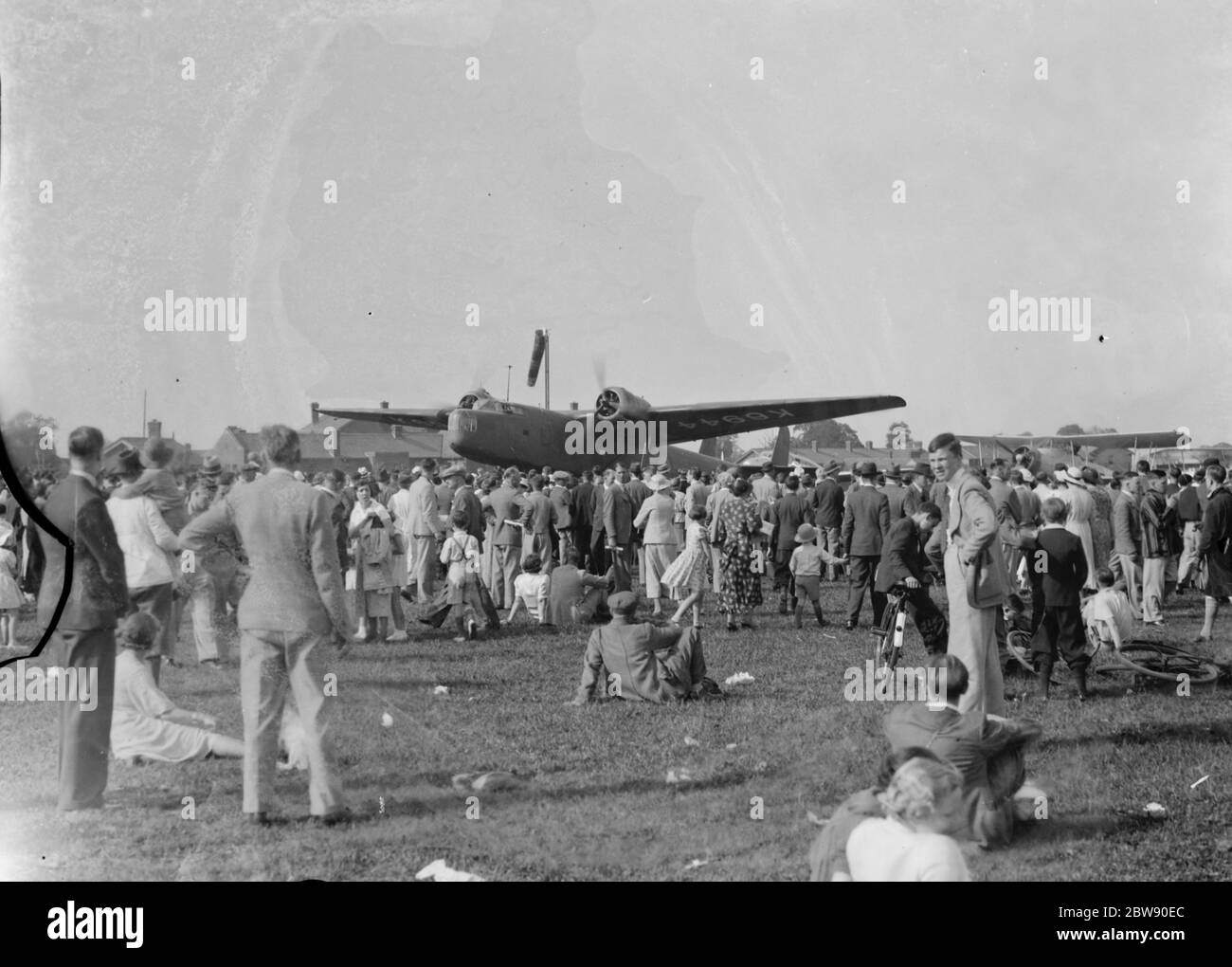 Empire Air Day a Biggin Hill . La folla si riunisce intorno a un paio di RAF aeromobili in primo piano, Bristol Type 138 Bombay sfondo fiaba Swordfish 29 maggio 1937 Foto Stock