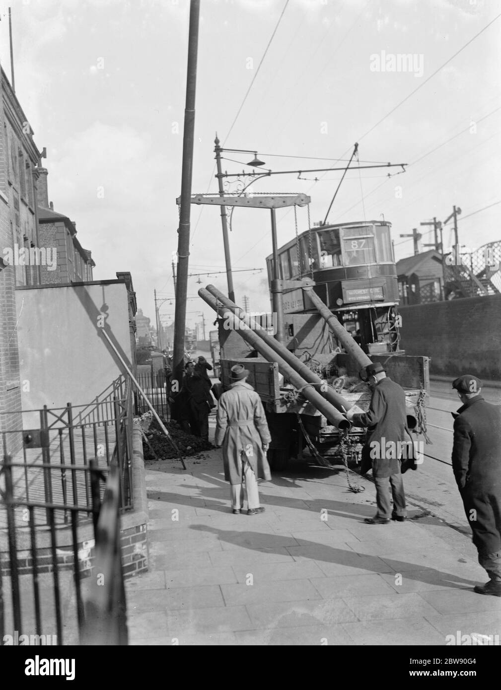 Piantagione di pali da parte della ditta di demolizione e costruzione. 1937 Foto Stock