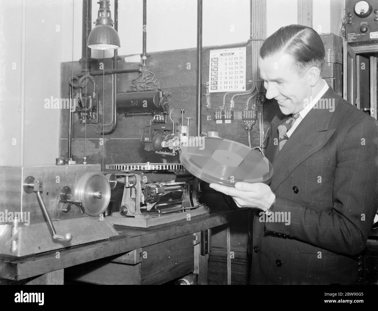 Il signor Albert Deering con alcuni apparecchi di controllo della cera . 1939 Foto Stock