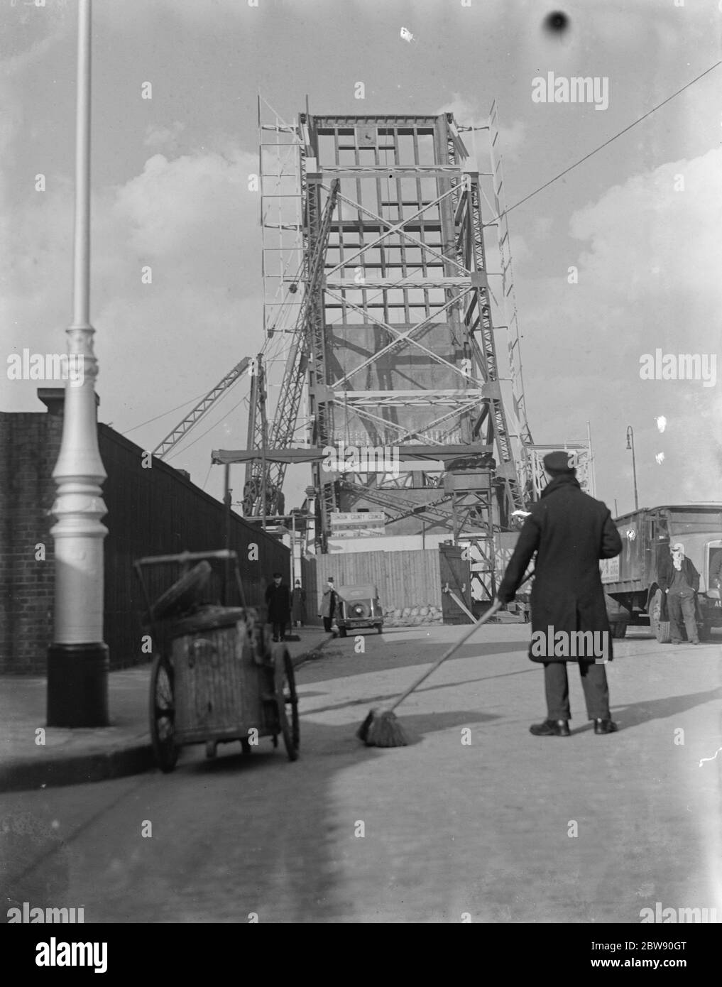 La costruzione di un nuovo ponte levatoio. 1937 Foto Stock