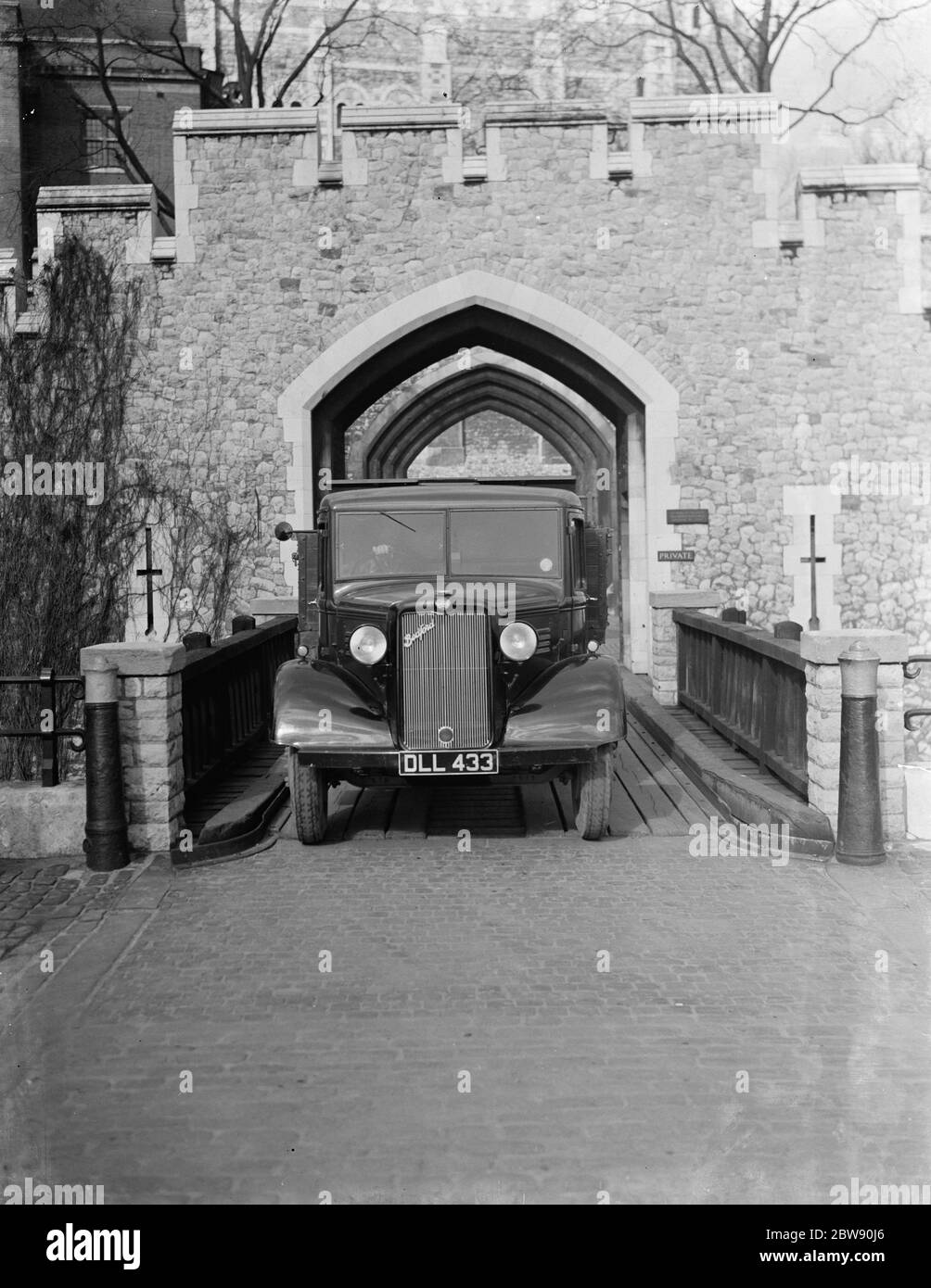 Un camion si allontana dalla Torre di Londra dove si svolgono gli scavi . 1937 Foto Stock