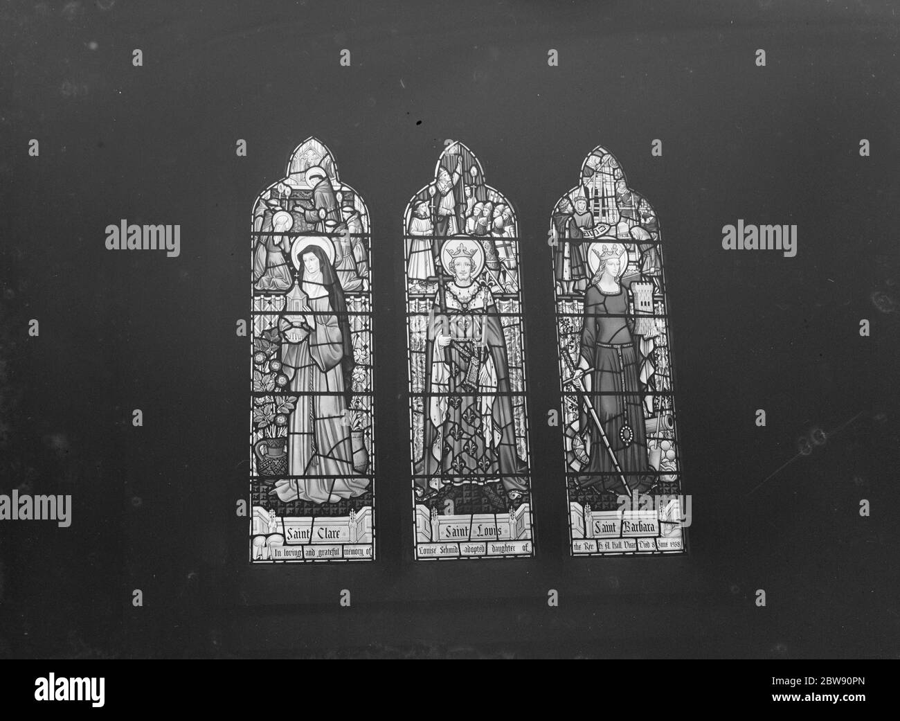 Vetrate della chiesa della Santa Trinità a Eltham , Londra . I tre santi raffigurati sono da sinistra a destra: Santa Chiara , San Luigi e Santa Barbara . 4 febbraio 1939 Foto Stock