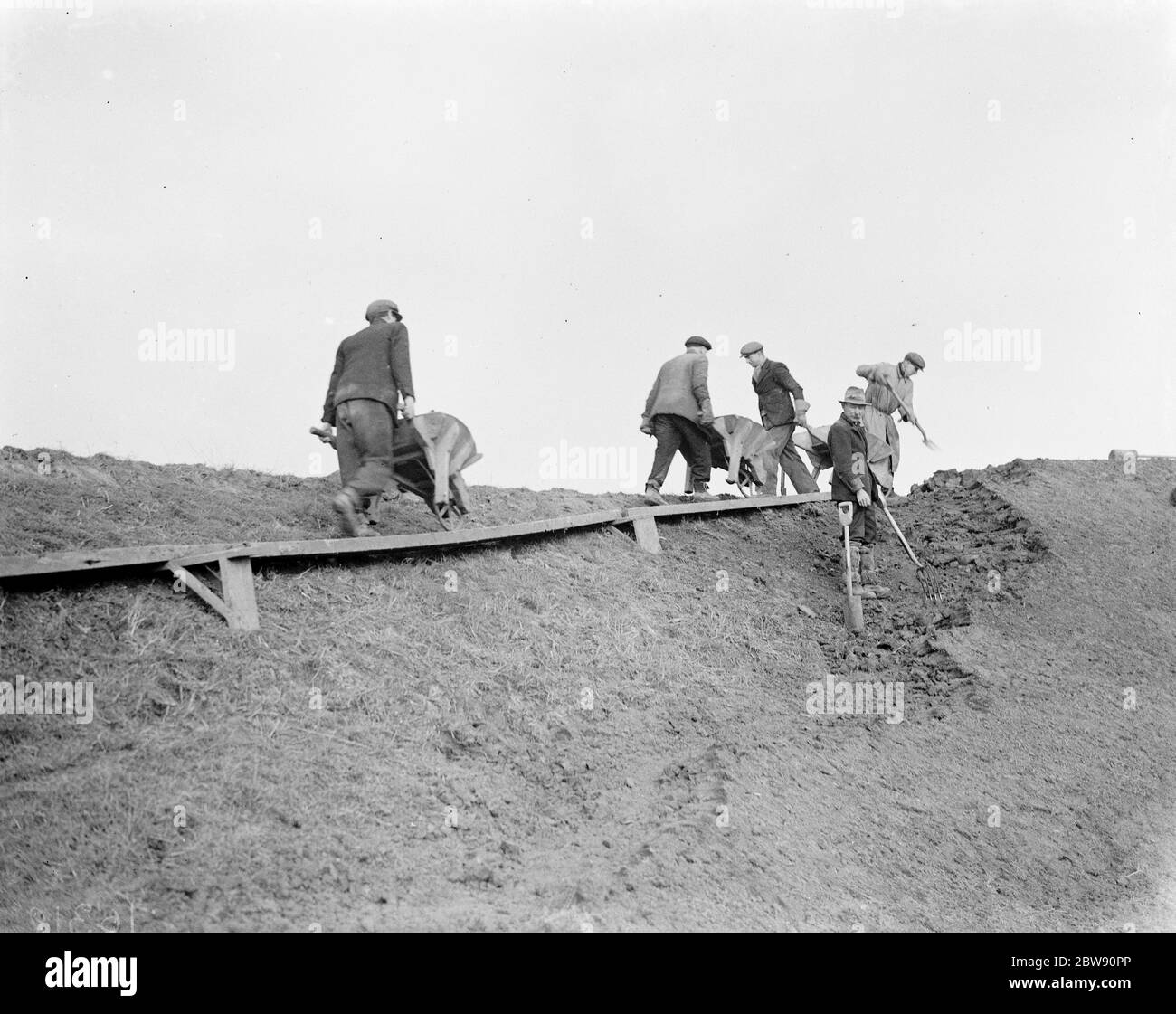Lavoratori che aumentano le difese del fiume e che fanno riparazioni sulle pareti del fiume e argine al torrente Dartford . 1939 Foto Stock