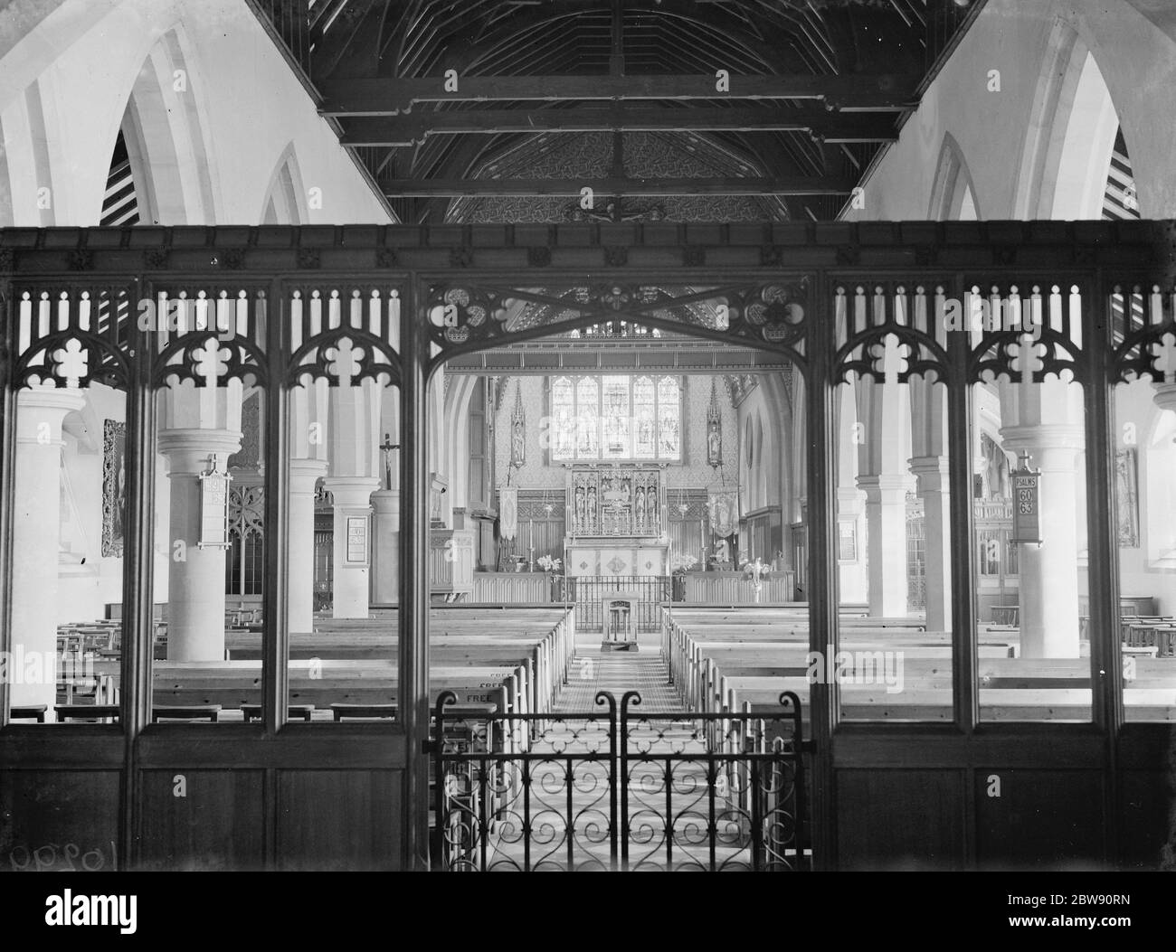 Una vista interna del coro alla chiesa Eltham Holy Trinity , Londra . 04/02/1939 Foto Stock