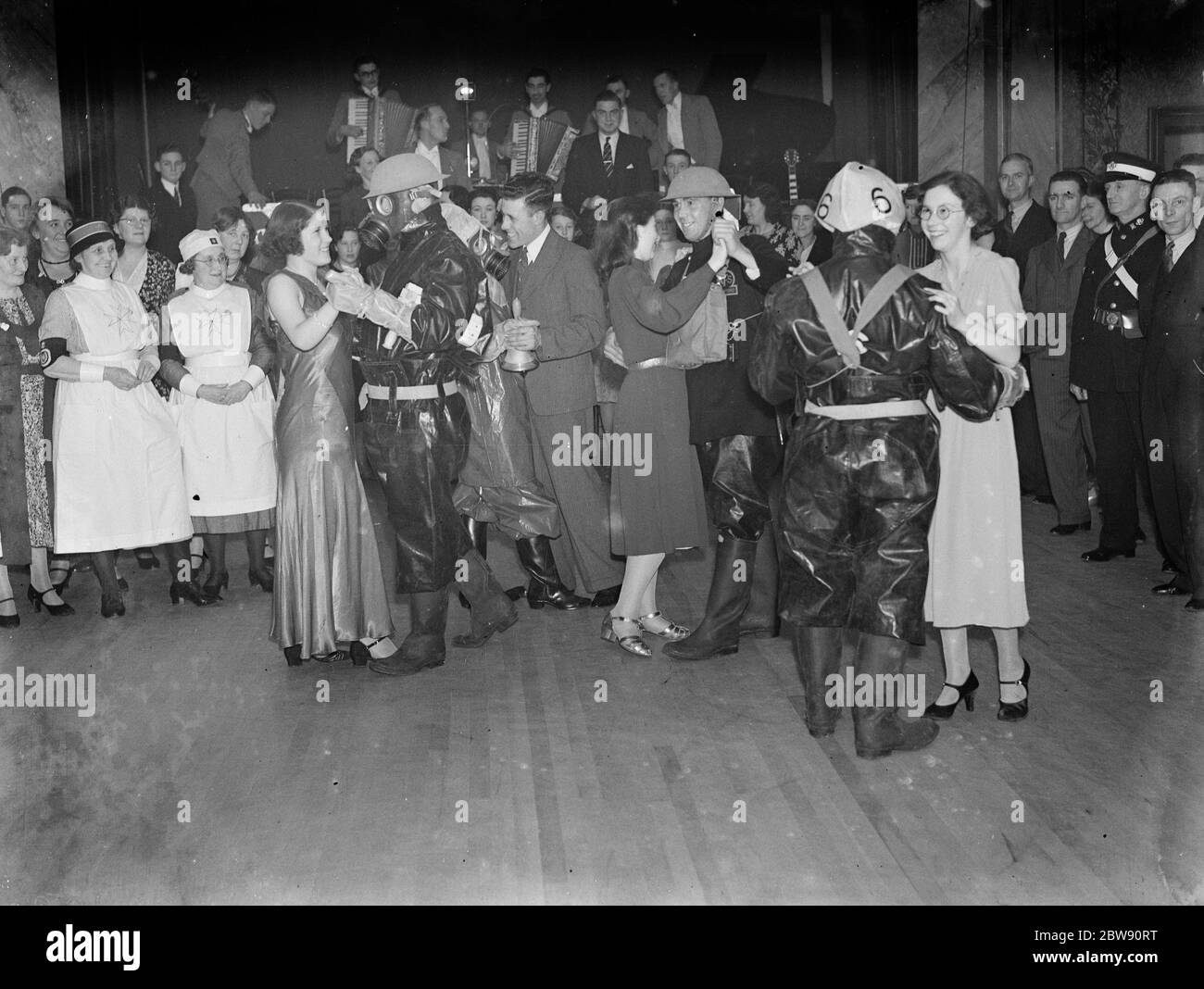 L'ARP (Air RAID Precauzioni) e l'AFS (Army Fire Service) ballano al Crayford Town Hall, Kent . 18 gennaio 1939 Foto Stock
