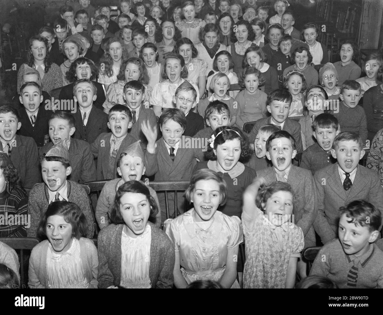 Bambini che cantano in una festa tenuta dalla St Michaels Ratepayers Association a Welling , Londra . 1939 . Foto Stock