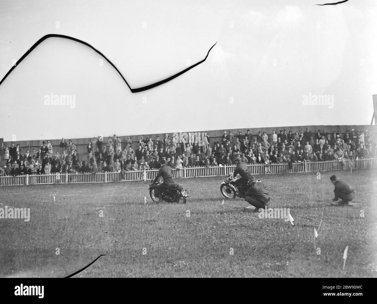 Il ciclo motoristico Gravesend e District Gymkhana nel Kent . Questa gara coinvolge le moto che trainano qualcuno su una tavola di legno intorno alla pista . 19 giugno 1939 Foto Stock