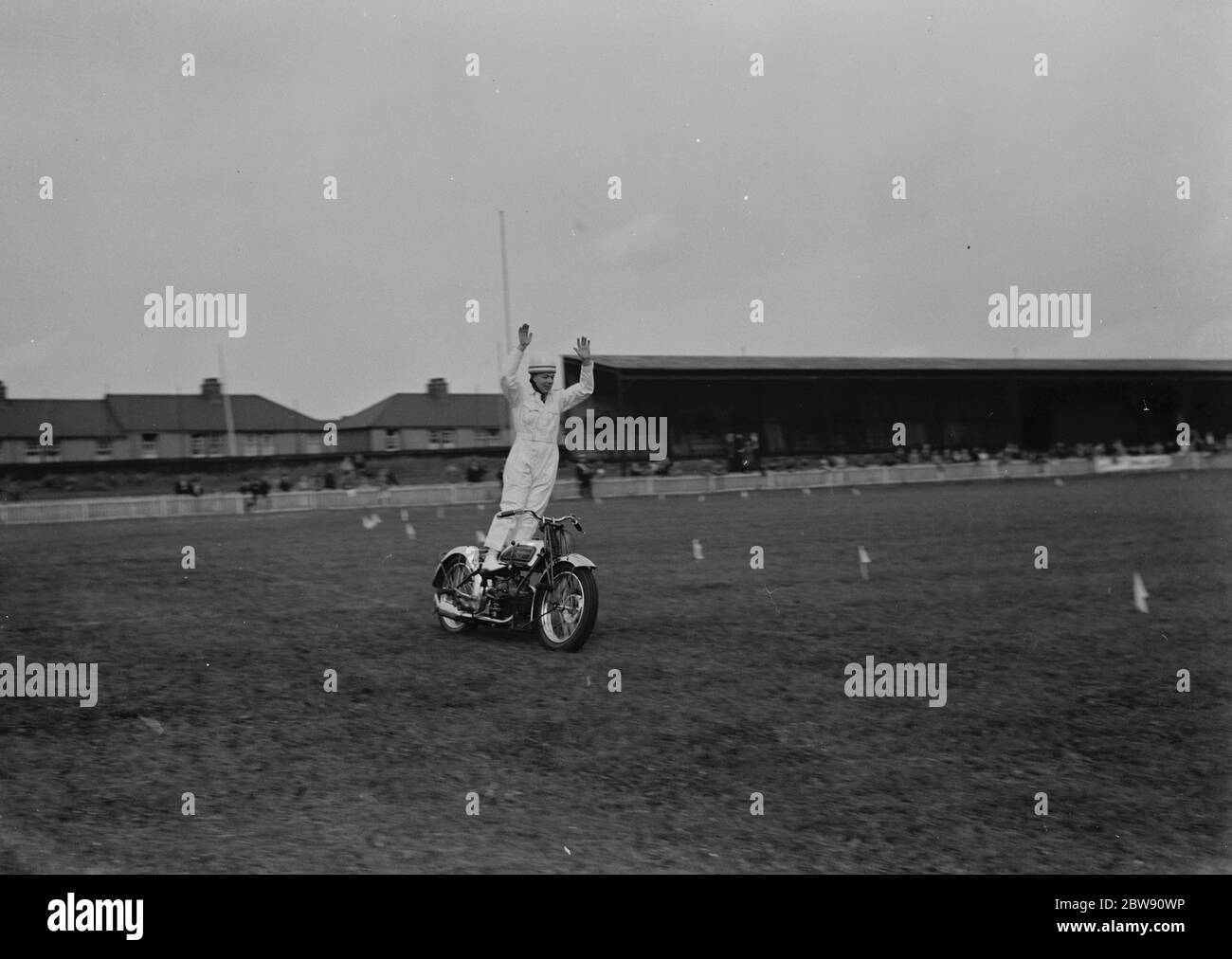 Il ciclo motoristico Gravesend e District Gymkhana nel Kent . Il campione del mondo Jim Hayhurst esegue acrobazie sulla sua moto davanti agli spettatori . 19 giugno 1939 Foto Stock