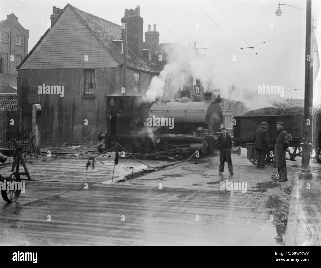 Un treno a vapore passa attraverso il passaggio a livello a Westwood Erith , Londra , dove si svolgono lavori a terra . 1937 Foto Stock