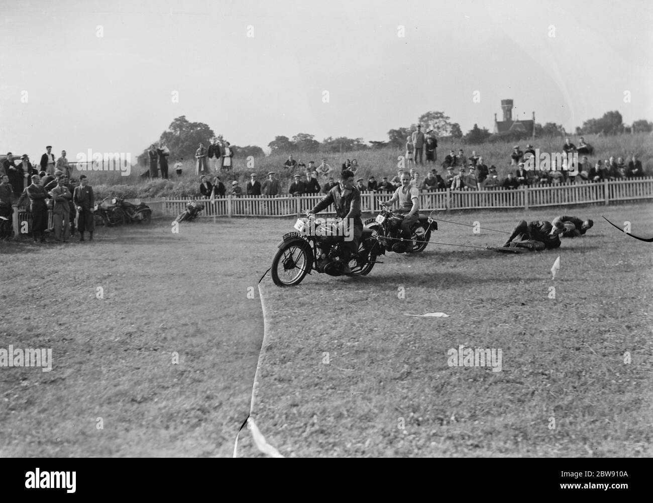 Il ciclo motoristico Gravesend e District Gymkhana nel Kent . Questa gara coinvolge le moto che trainano qualcuno su una tavola di legno intorno alla pista . 19 giugno 1939 Foto Stock
